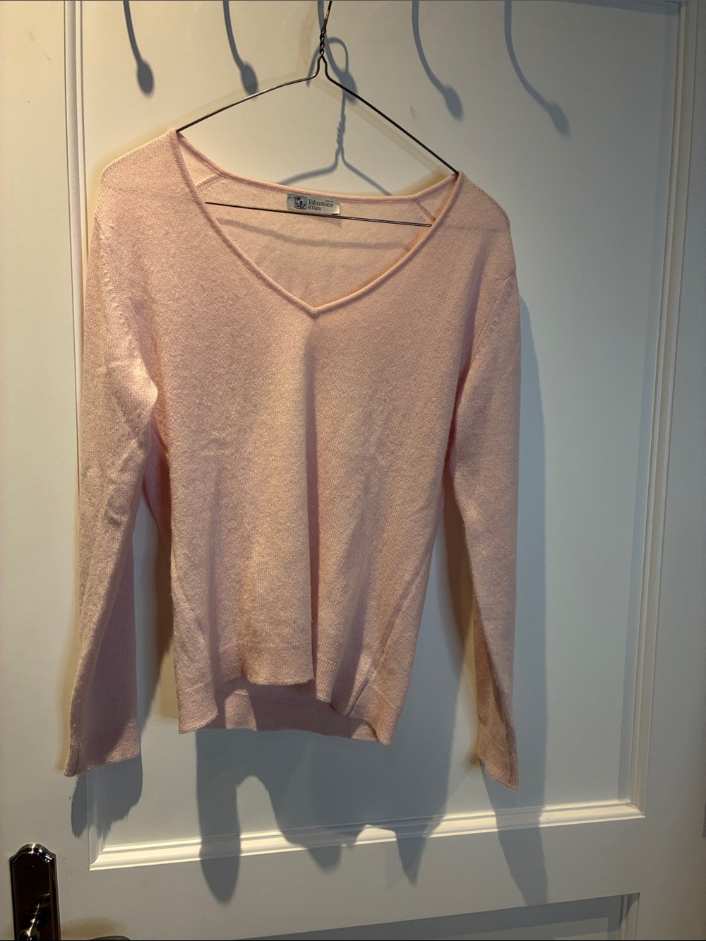 Johnstons of Elgin Light Pink Cashmere V-Neck Sweater 👝